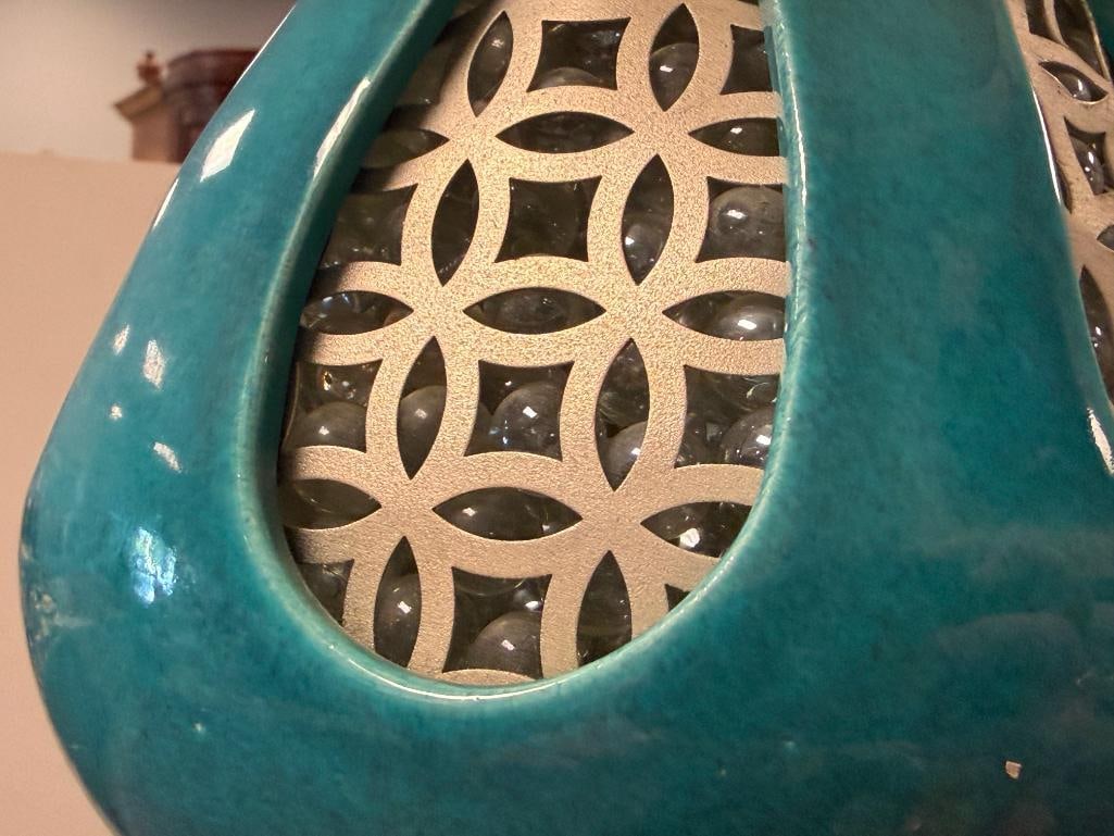MID-CENTURY MODERN TURQUOISE GLAZE CERAMIC TABLE LAMP WITH GLASS BEAD FILLED BODY WITH METAL PANELS - 6