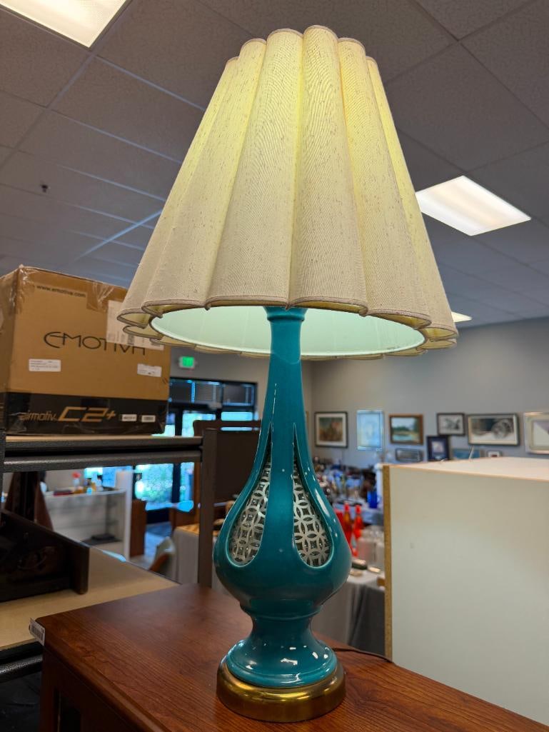 MID-CENTURY MODERN TURQUOISE GLAZE CERAMIC TABLE LAMP WITH GLASS BEAD FILLED BODY WITH METAL PANELS - 7