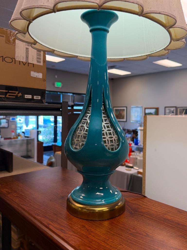 MID-CENTURY MODERN TURQUOISE GLAZE CERAMIC TABLE LAMP WITH GLASS BEAD FILLED BODY WITH METAL PANELS - 8