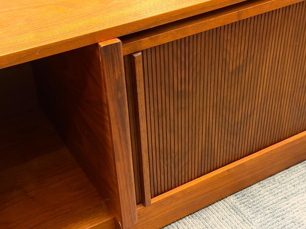 MID-CENTURY DANISH MODERN TEAK EXPANDABLE BENCH WITH STORAGE AND TAMBOUR DOORS - 4