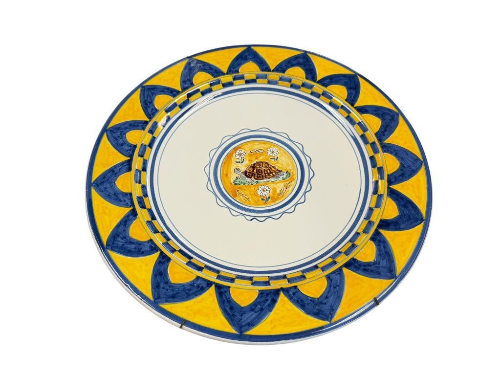 ITALIAN MADE HAND PAINTED TARTUCA TURTLE DESIGN PALIO DI SIENA MAJOLICA PLATE: MARKED MADE IN ITALY, FEATURES VIBRANT BLUE AND YELLOW PATTERN WITH TURTLE IN CENTER, NO CHIPS OR CRACKS, HAS BRACKET TO HANG PLATE ATTACHED 13"