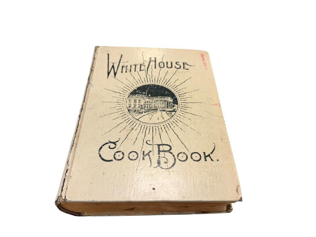 1903 THE WHITE HOUSE COOK BOOK BY HUGO ZIEMANN AND MRS. F.L. GILETTE: PUBLISHED BY THE SAALFIELD PUBLISHING CO., SHOWS WEAR 7 1/2" X 9 3/4" 