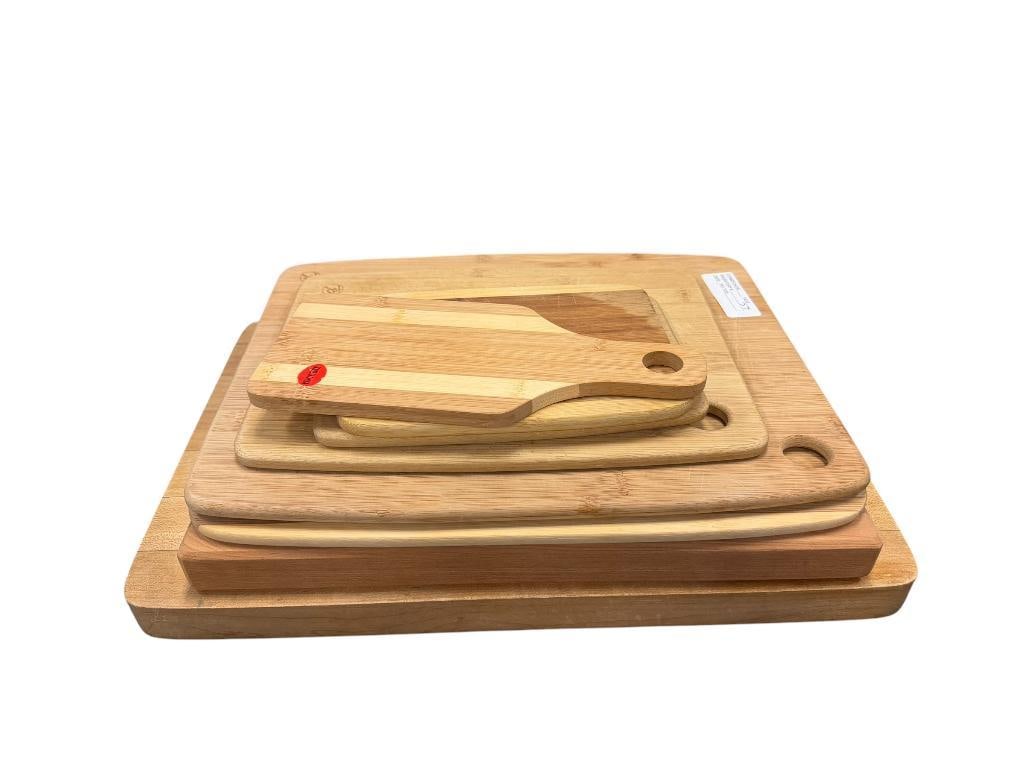EIGHT BAMBOO AND HARDWOOD CUTTING BOARDS: 4 1/2" X 7" UP TO 12" X 17"