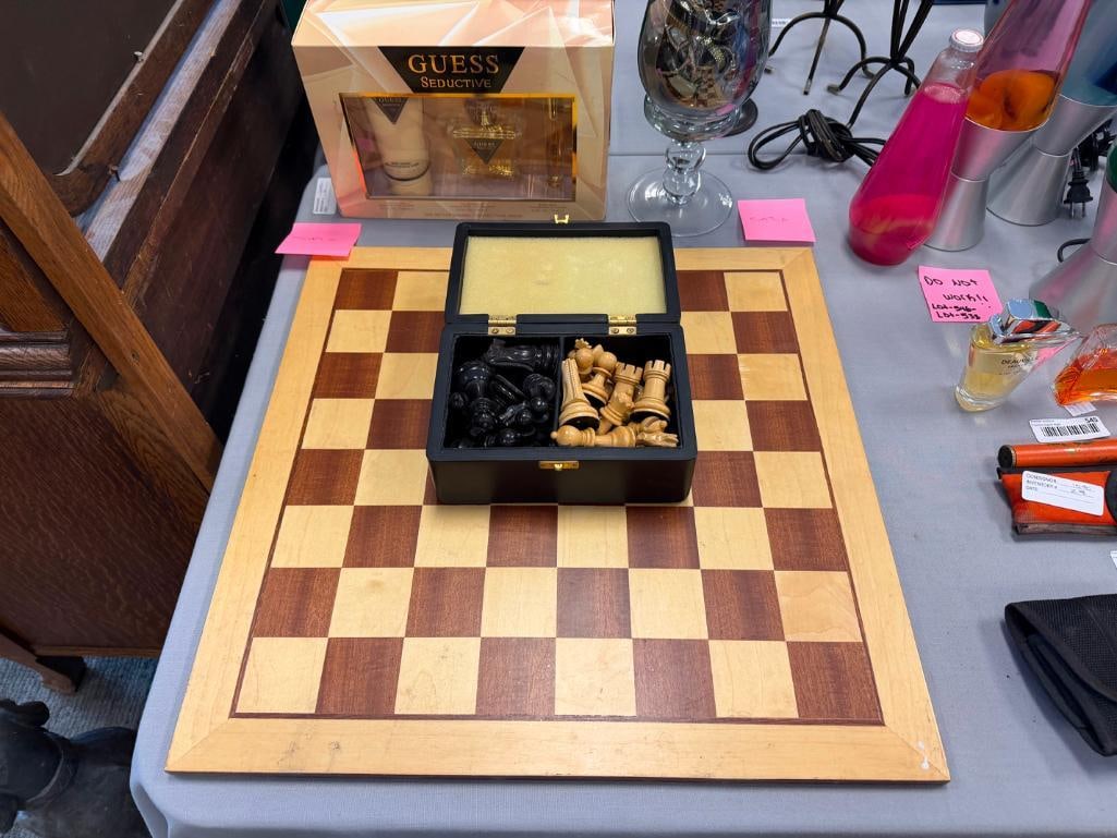 LARGE WOODEN CHESS BOARD WITH CHESS GAME PIECES - 2