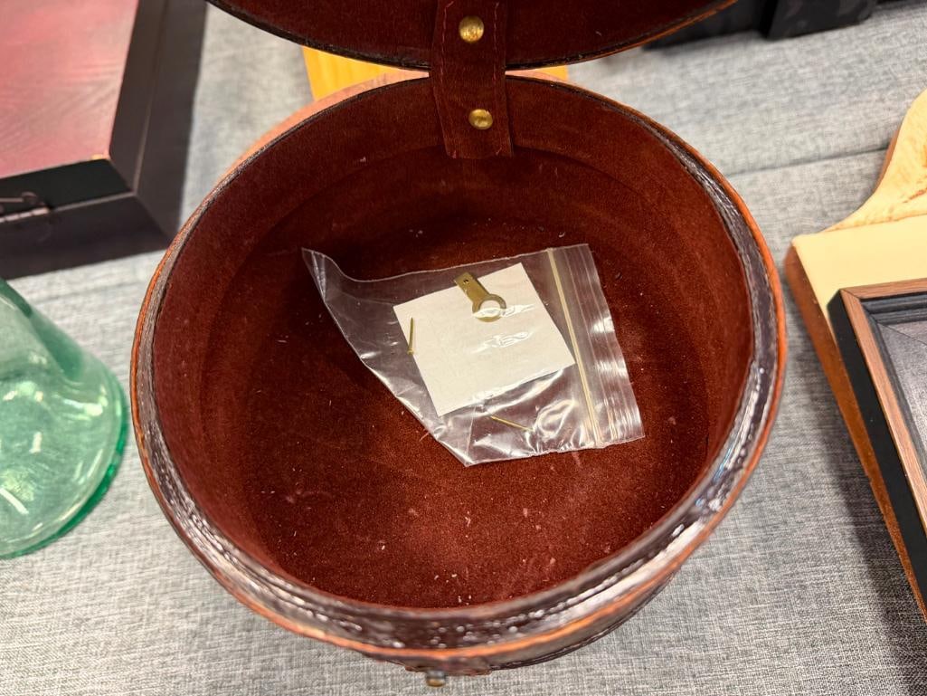 SET OF THREE NESTING ROUND STORAGE BOXES - 9
