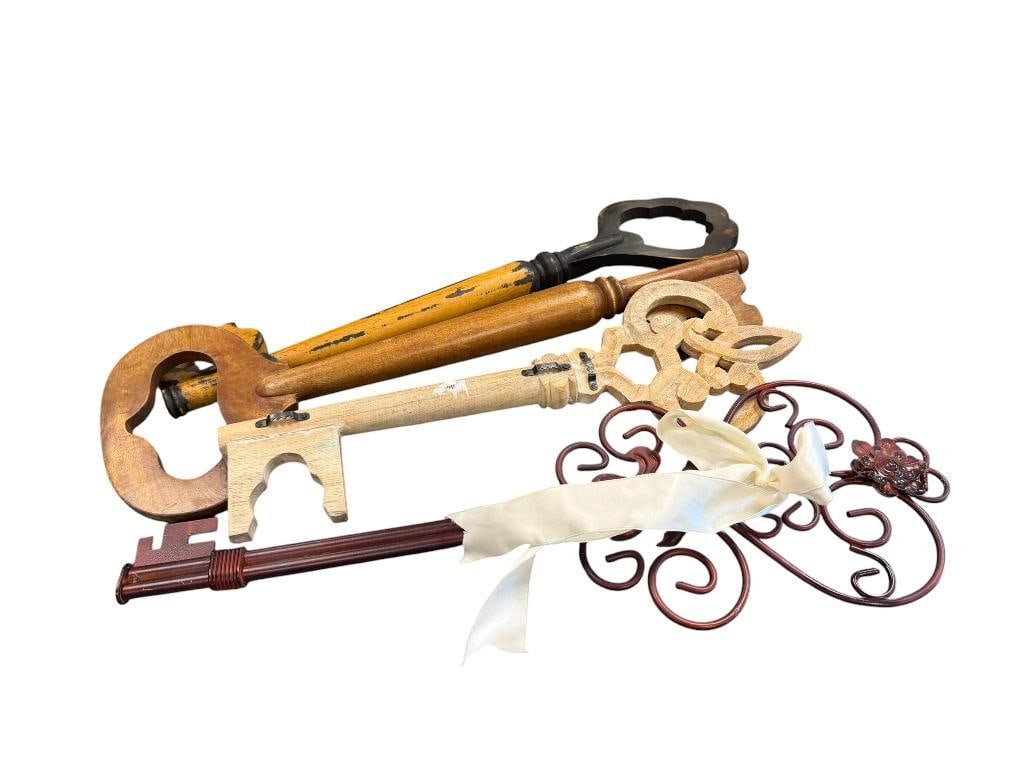 FOUR METAL AND WOOD DECORATIVE SKELETON KEY WALL DECOR (1 of 16)