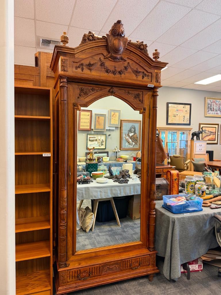 19TH CENTURY FRENCH ROCOCO ARMOIRE CRAFTED FROM WALNUT - 4