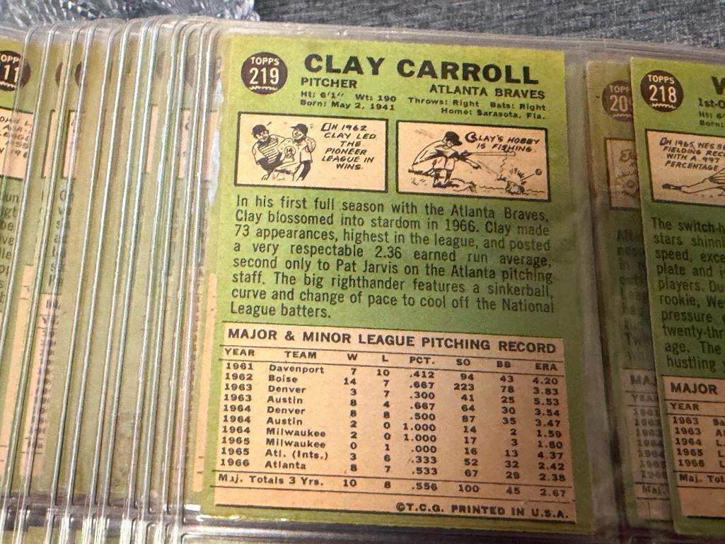 1967 TOPPS BASEBALL CARD SET NEAR COMPLETE WITH STARS AND HALL OF FAMERS - 10