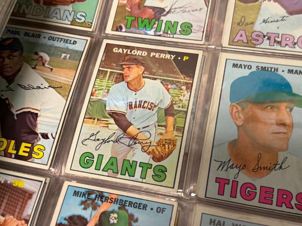1967 TOPPS BASEBALL CARD SET NEAR COMPLETE WITH STARS AND HALL OF FAMERS - 16