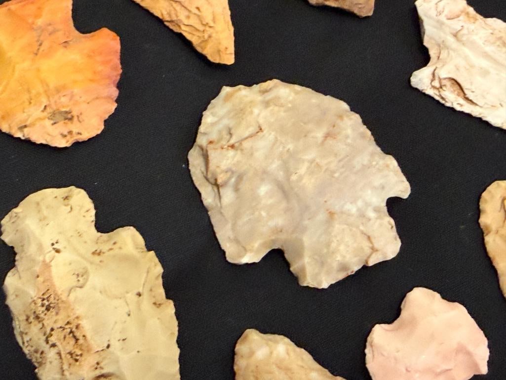 22 KNAPPED STONE PRIMITIVE NATIVE AMERICAN POINTS / ARROWHEADS GATHERED IN CHINA RANCH CA. - 9