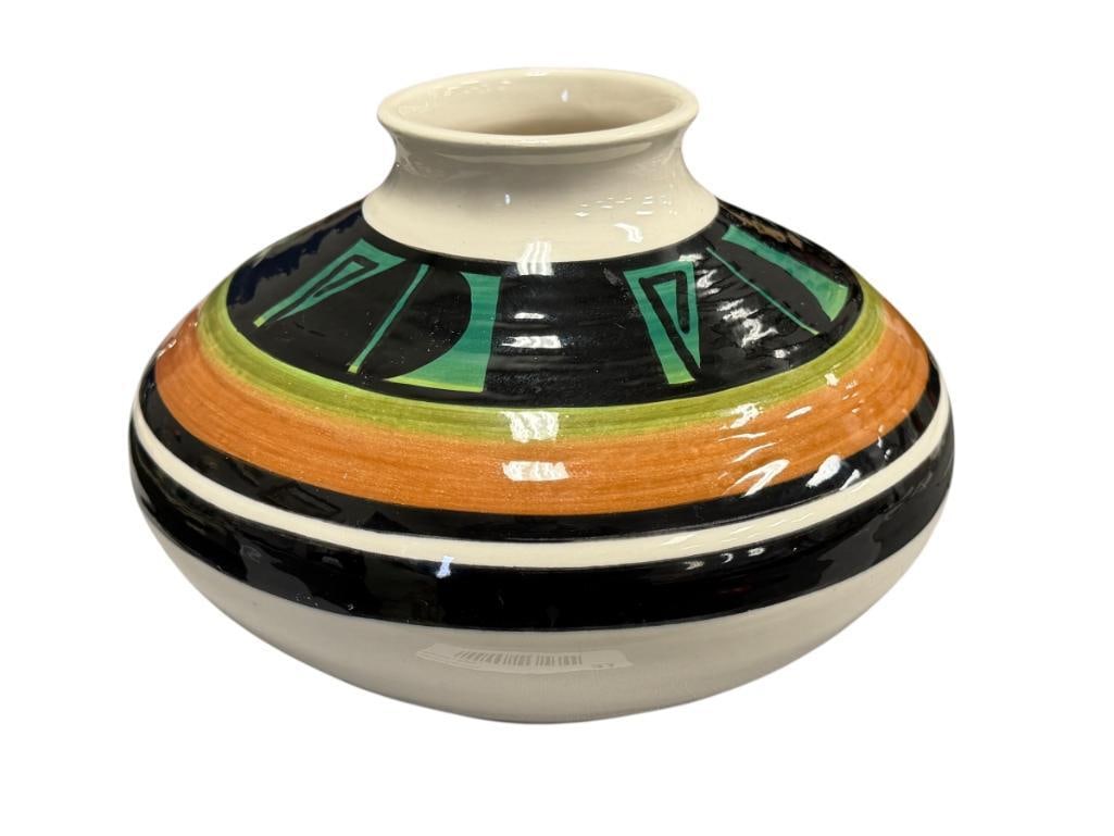 UTE MOUNTAIN POTTERY SOUTHWESTERN FOUR CORNERS POT, NATIVE AMERICAN POTTERY BY RUTH ROOT NO. 39: WIDE, FLAT POT WITH GEOMETRIC DESIGN BAND WITH MULTIPLE COLORS, SIGNED ON THE BOTTOM BY RUTH ROOT, NO DAMAGE 7" ROUND, 5" H 