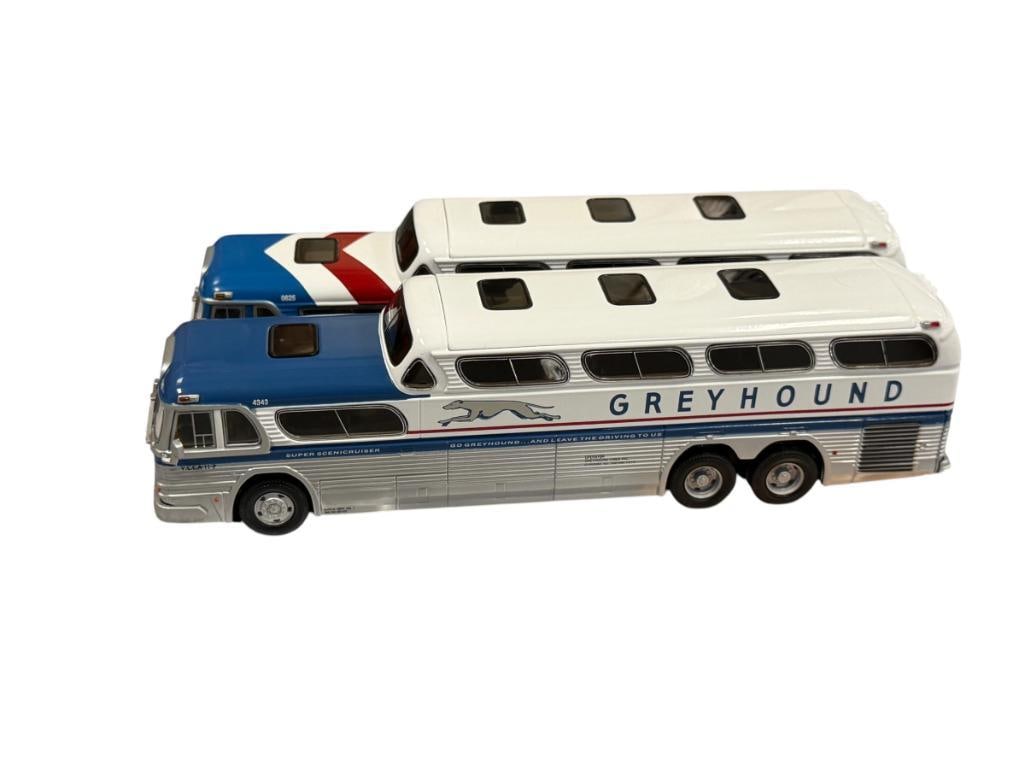 CORGI 1/50 DIE-CAST MODEL BUS MODELS GREYHOUND GM4501 SCENICRUISERS: BOTH MODELS INCLUDE CERTIFICATE CARD, IN NEAR MINT CONDITION, ON EBUS IS MISSING DRIVER SIDE MIRROR 9 3/8" L