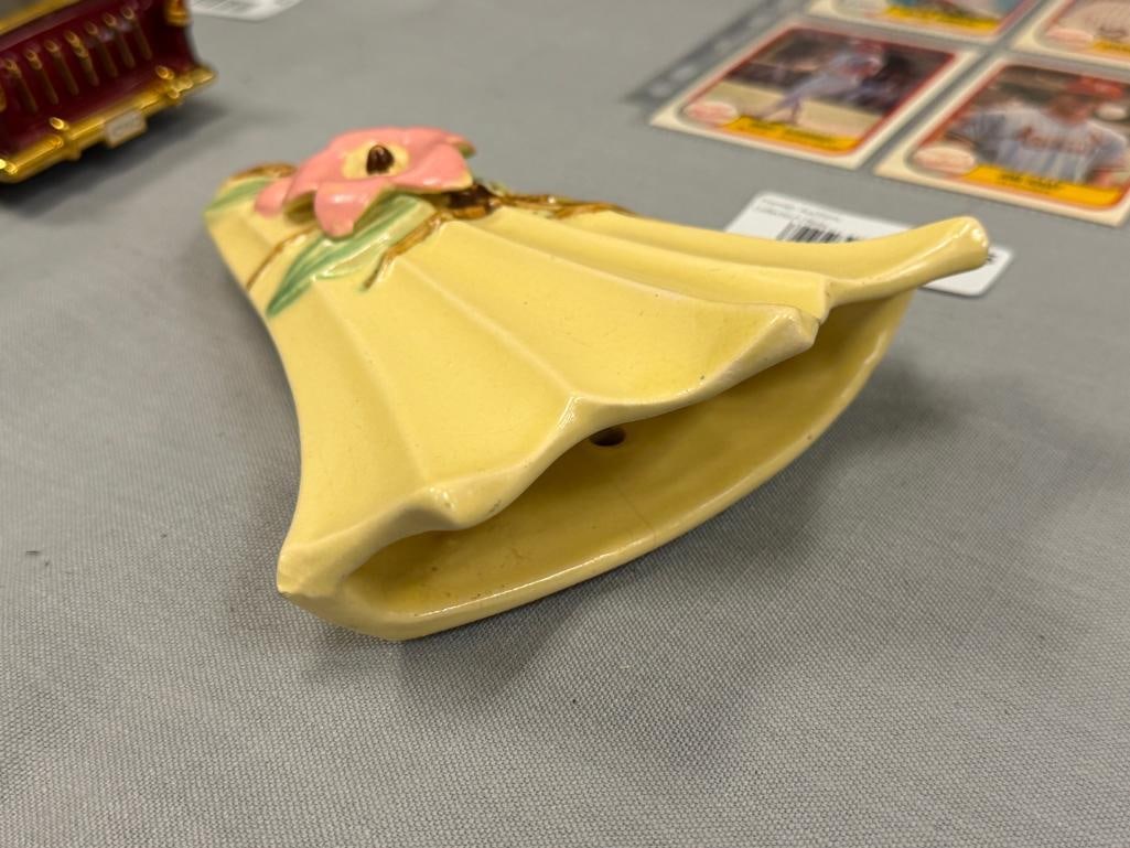 CIRCA 1940'S MCCOY POTTERY STYLIZED FAN-SHAPED WALL POCKET FROM BLOSSOMTIE LINE - 4