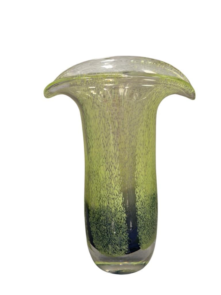 HAND BLOWN ART GLASS TULIP VASE (1 of 7)