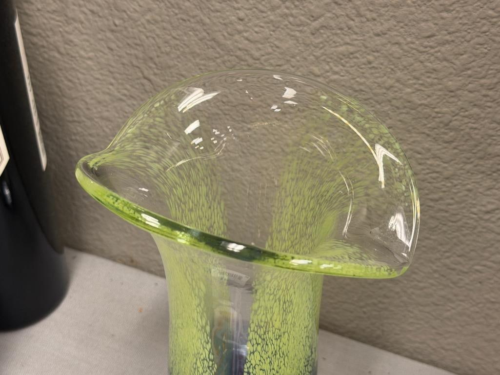 HAND BLOWN ART GLASS TULIP VASE - 3