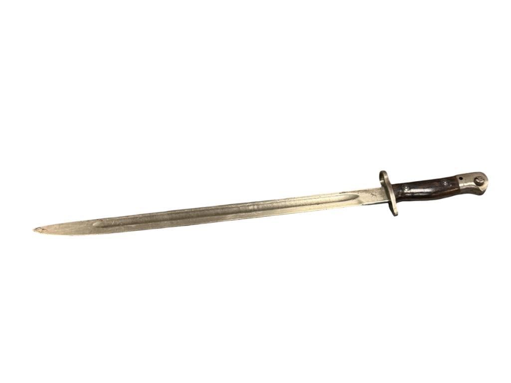 WWI BRITISH ENFIELD P1907 MILITARY RIFLE BAYONET: STEEL BAYONET WITH WOODEN GRIPS, MARKED ON THE BOTTOM OF THE BLADE 21 1/2" L