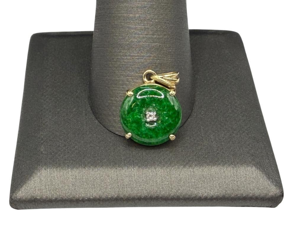 HENG NGAI DESIGNER SIGNED 14K YELLOW GOLD IMPERIAL GREEN JADE AND DIAMOND PENDANT: DESIGNER HALLMARKED "HN" IN CIRCLE 3/4", 1MM DIAMOND, 1.22 GRAMS