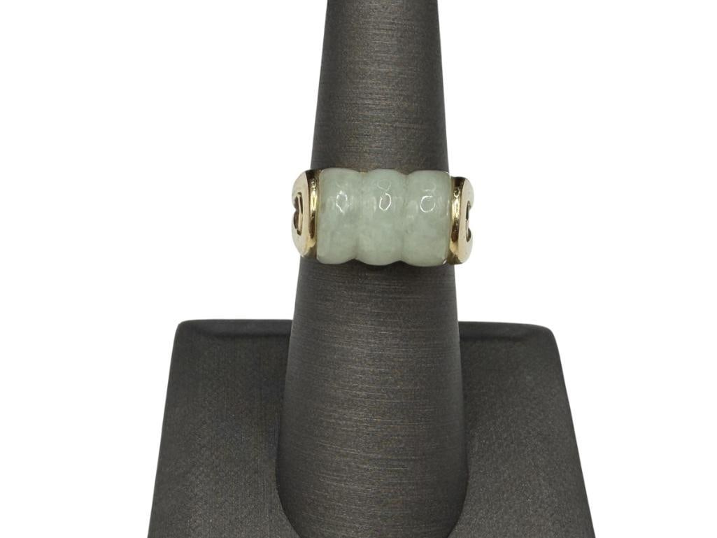 HONG KONG DESIGNER HALLMARKED 14K YELLOW GOLD RIBBED GREEN JADE FASHION RING: FEATURING UNIQUE PIERCED DESIGN ON SHOULDERS OF SHANK SIZE 6 1/4, 3/8" FRONT, 6.21 GRAMS, 13MM X 10MM JADE
