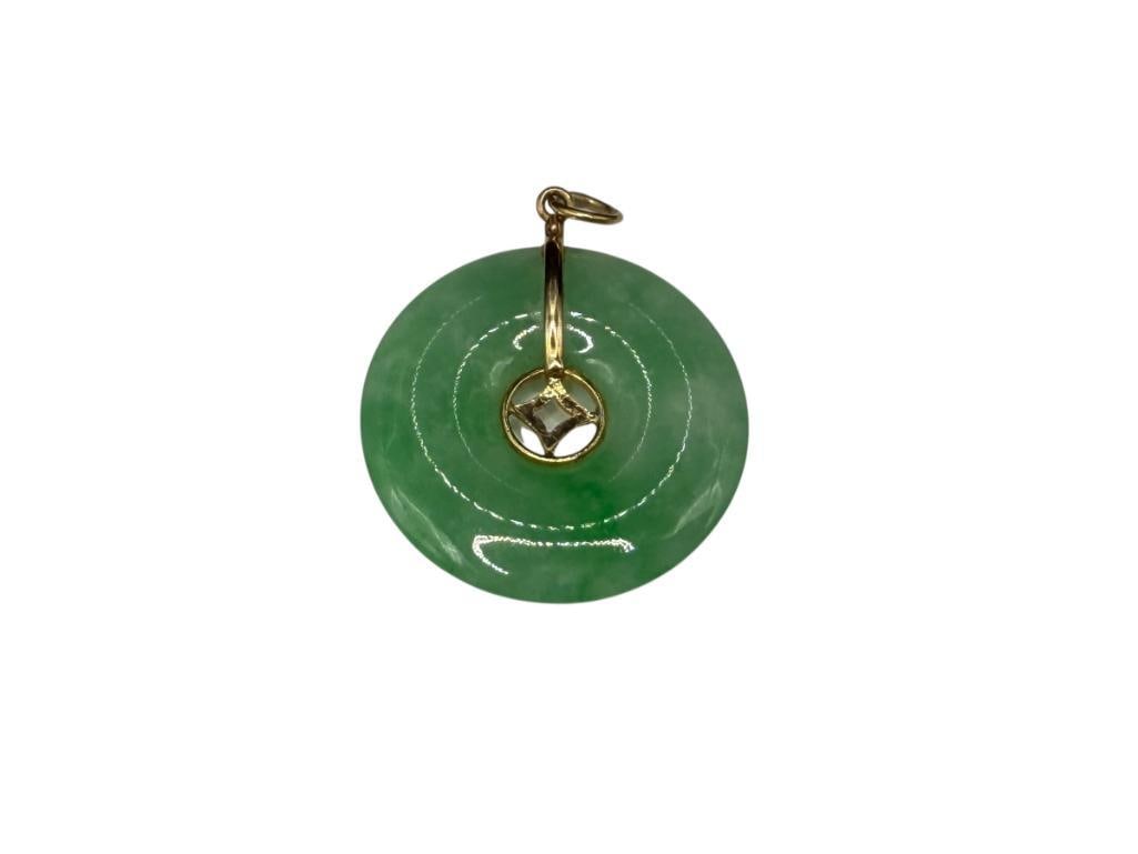 18K YELLOW GOLD GREEN JADE DISC PENDANT: 1 1/4", 6.11 GRAMS