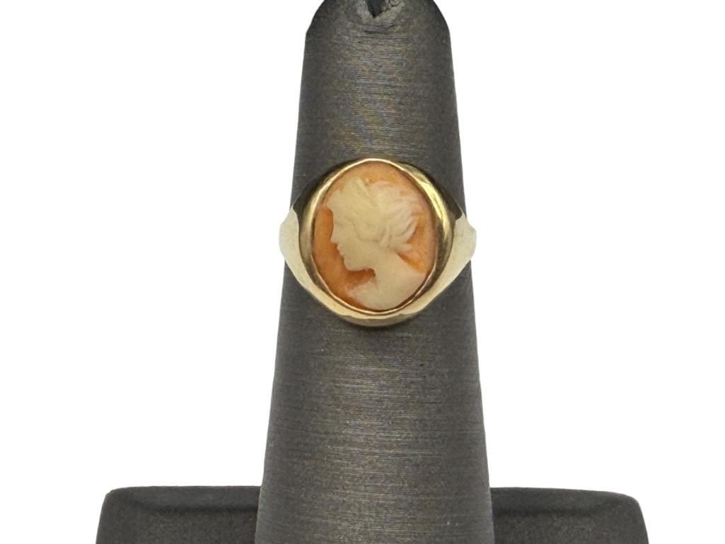 VINTAGE 14K YELLOW GOLD CAMEO RING: FEATURING PINK AND WHITE SHELL CAMEO OF WOMAN SIZE 4, 1/2" FRONT, 4.48 GRAMS