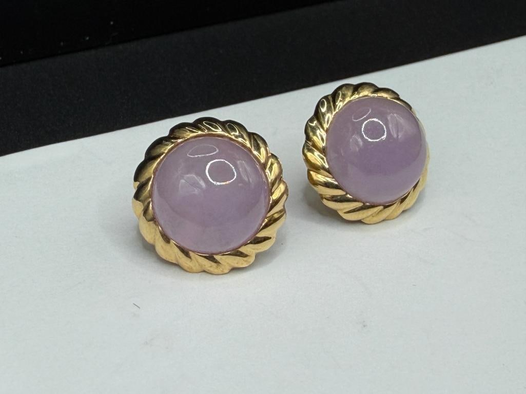 HONG KONG JEWELRY DESIGNER SIGNED 14K YELLOW GOLD LAVENDER JADE BUTTON EARRINGS - 2