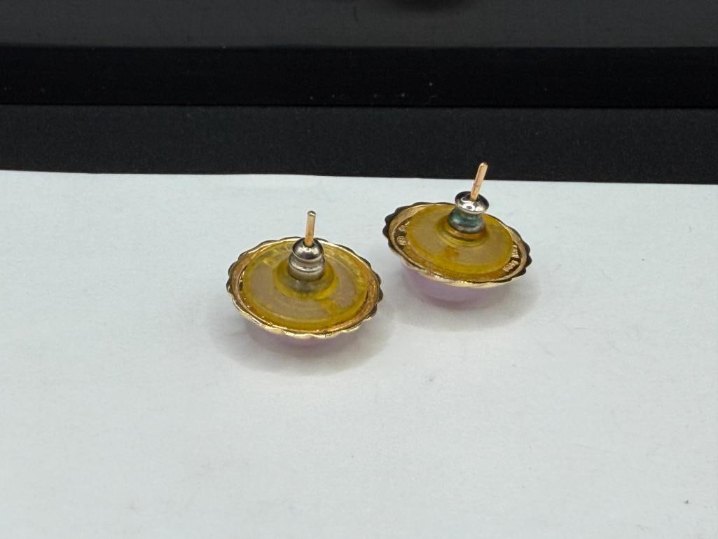 HONG KONG JEWELRY DESIGNER SIGNED 14K YELLOW GOLD LAVENDER JADE BUTTON EARRINGS - 3