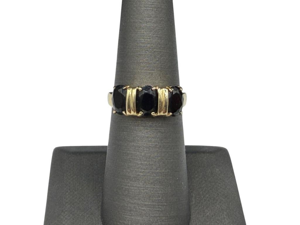 14K YELLOW GOLD BLAKC ONYX RING FEATURING THREE OVAL CUT BLACK ONYXS: SIZE 6 1/2, 1/4" FRONT, 2.81 GRAMS, 7MM X 5MM ONYXS