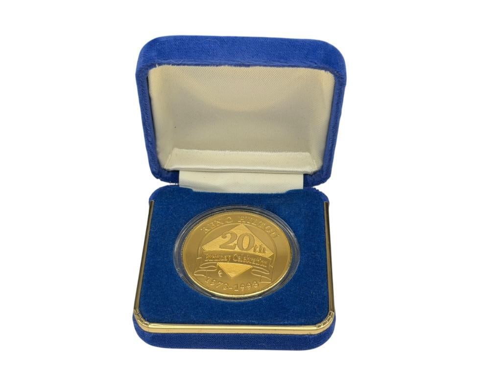 1998 RENO HILTON CASINO HOTEL 20TH BIRTHDAY CELEBRATION GOLD TONE ROUND: INCLUDES ORIGINAL CASE 1 1/2"