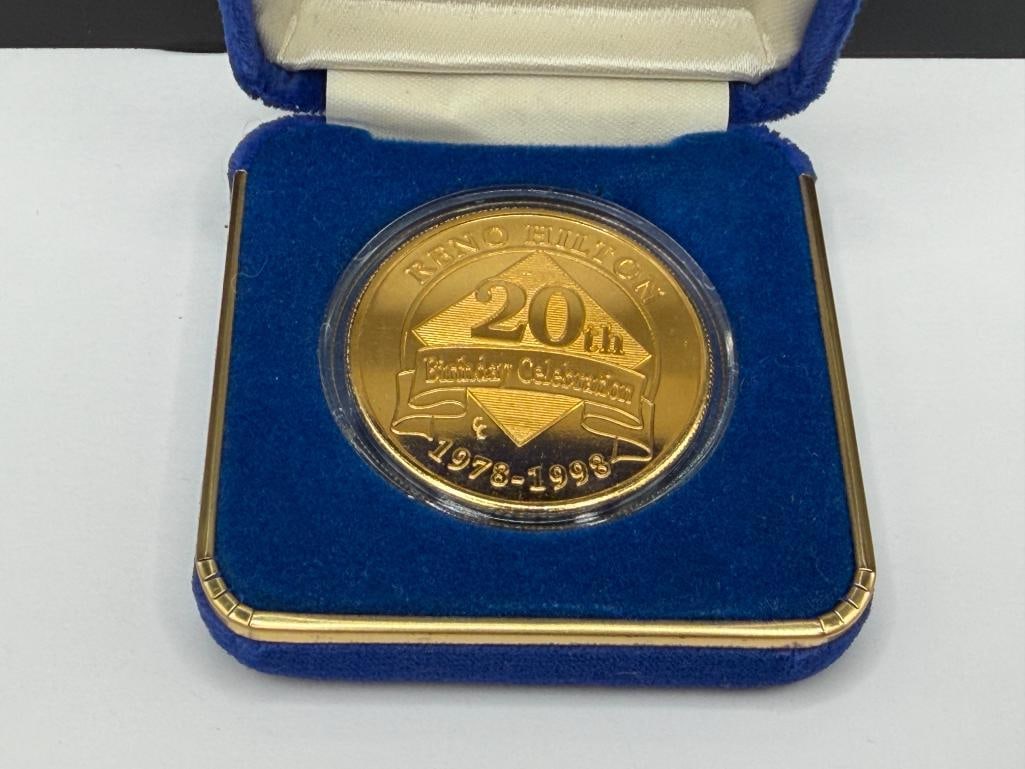 1998 RENO HILTON CASINO HOTEL 20TH BIRTHDAY CELEBRATION GOLD TONE ROUND - 2