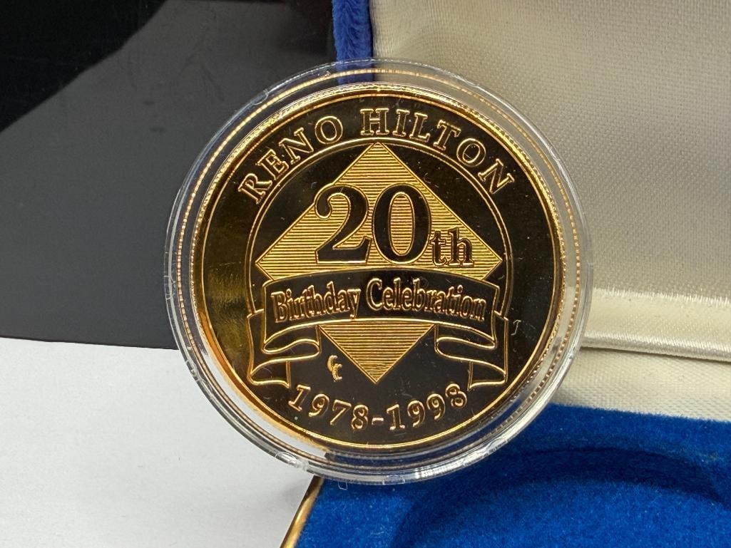 1998 RENO HILTON CASINO HOTEL 20TH BIRTHDAY CELEBRATION GOLD TONE ROUND - 3