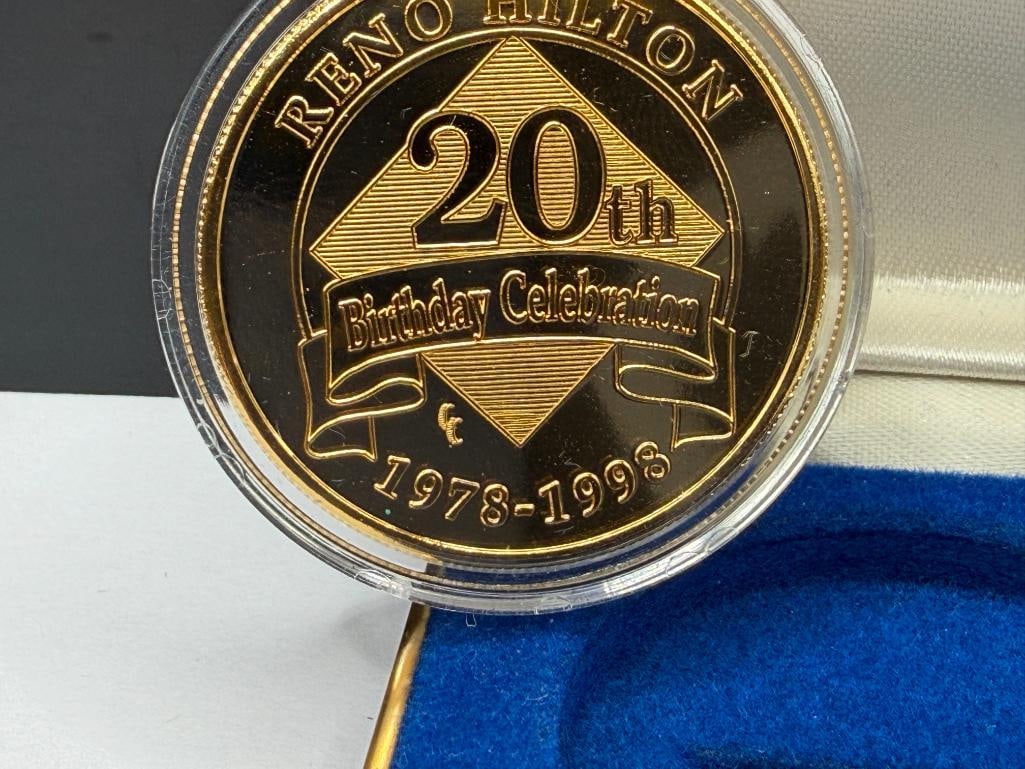 1998 RENO HILTON CASINO HOTEL 20TH BIRTHDAY CELEBRATION GOLD TONE ROUND - 4