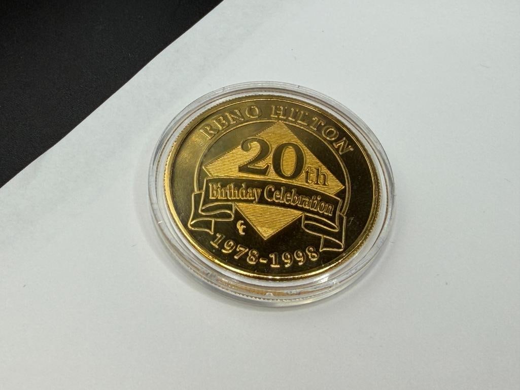 1998 RENO HILTON CASINO HOTEL 20TH BIRTHDAY CELEBRATION GOLD TONE ROUND - 6