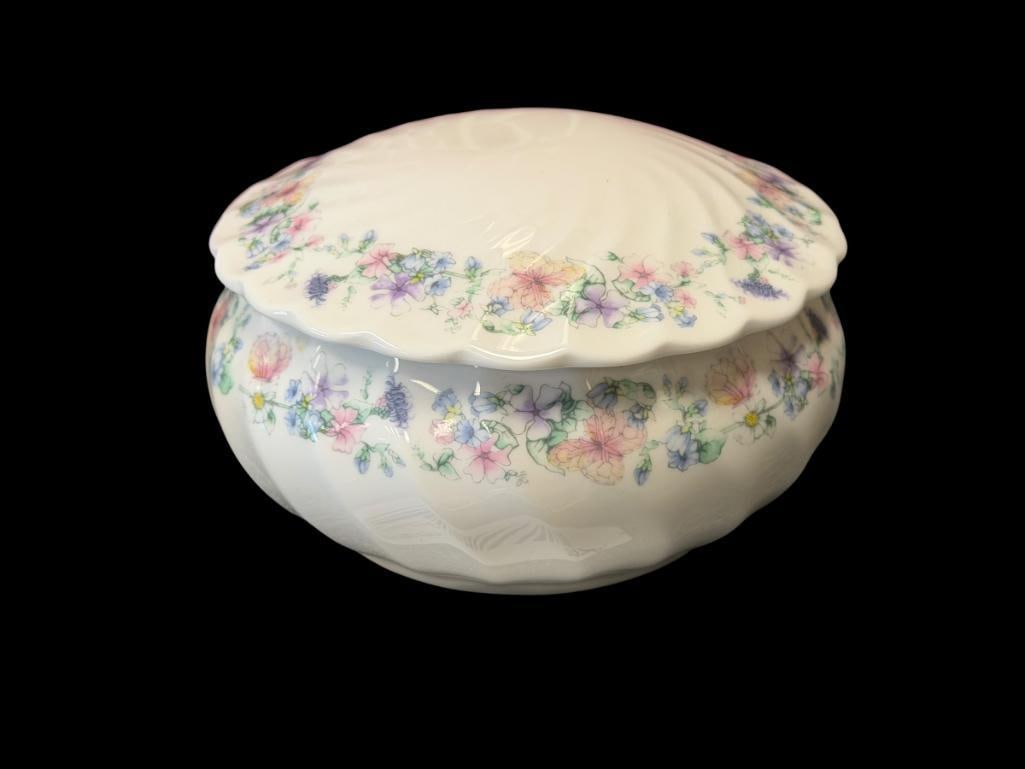 WEDGWOOD FLORAL DECORATED BONE CHINA DRESSER JAR ANGELA PATTERN MADE IN ENGLAND: NO CHIPS OR CRACKS 4" ROUND