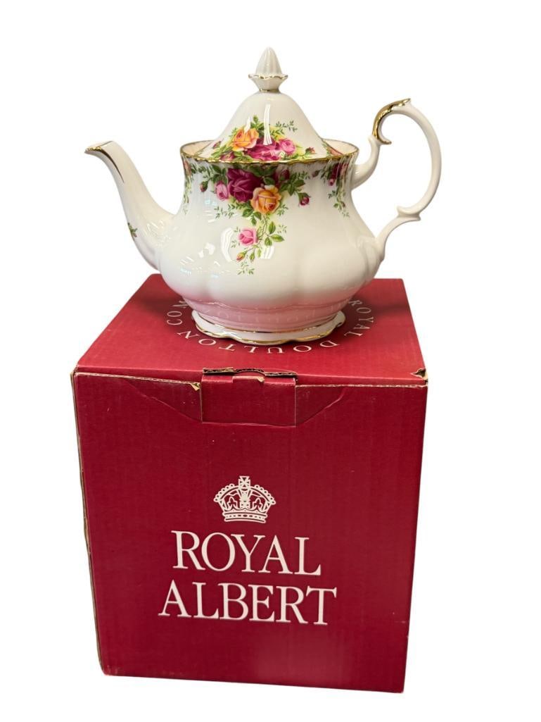 ROYAL ALBERT CLASSIC OLD COUNTRY ROSES PATTERN 6-CUP TEAPOT LIKE-NEW WITH ORIGINAL BOX: NO CHIPS OR CRACKS, MADE IN ENGLAND 10" L