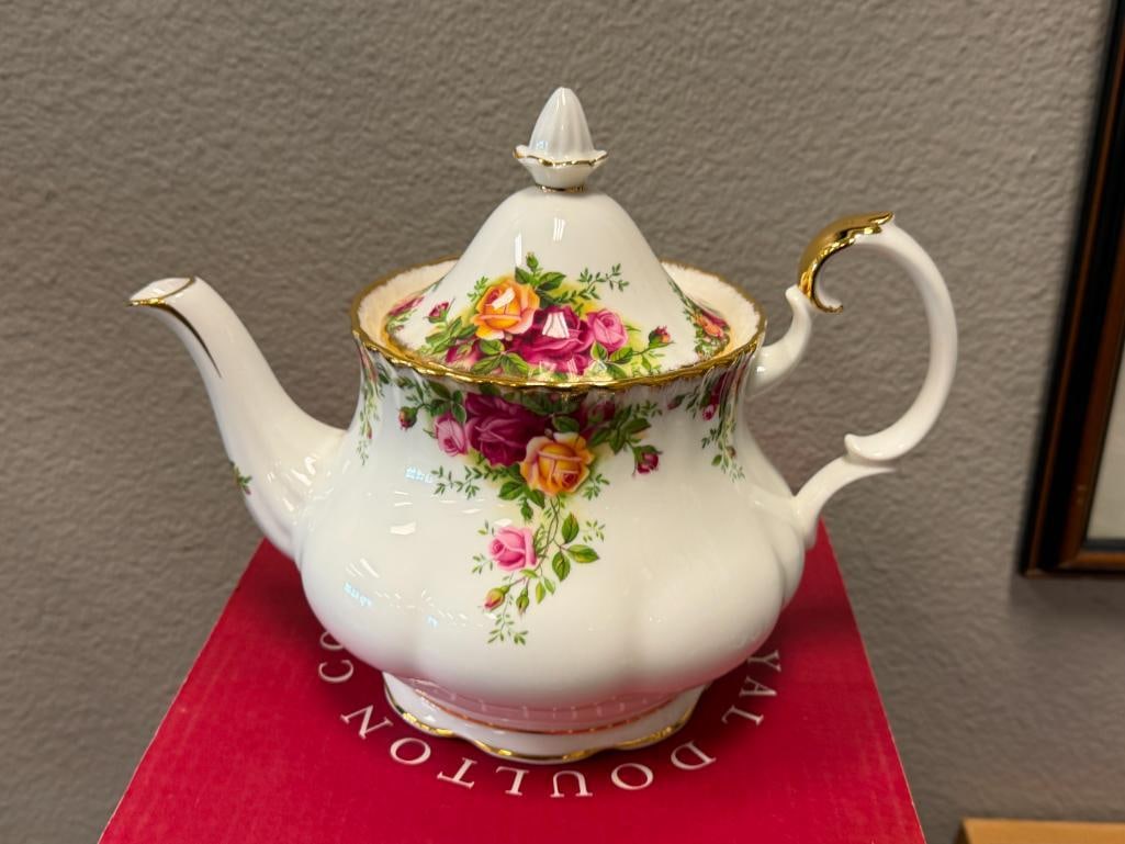 ROYAL ALBERT CLASSIC OLD COUNTRY ROSES PATTERN 6-CUP TEAPOT LIKE-NEW WITH ORIGINAL BOX - 2