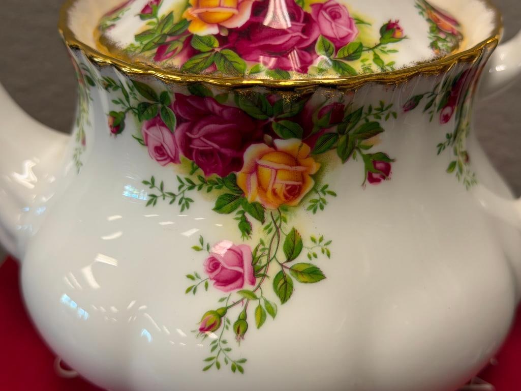ROYAL ALBERT CLASSIC OLD COUNTRY ROSES PATTERN 6-CUP TEAPOT LIKE-NEW WITH ORIGINAL BOX - 4