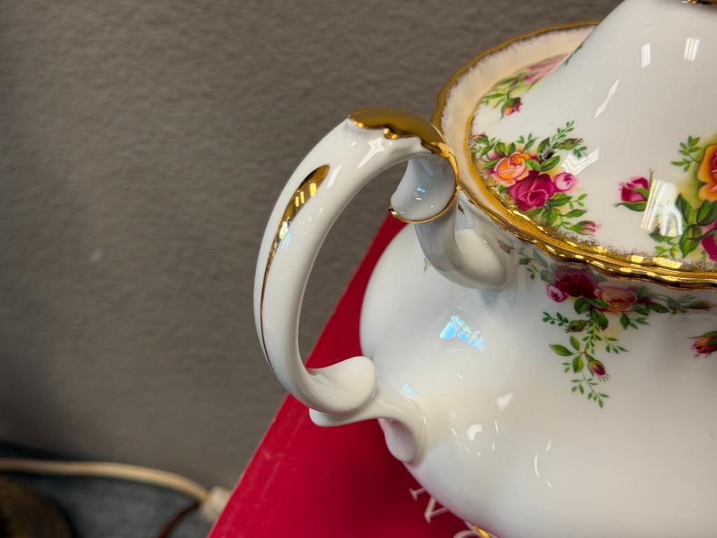 ROYAL ALBERT CLASSIC OLD COUNTRY ROSES PATTERN 6-CUP TEAPOT LIKE-NEW WITH ORIGINAL BOX - 6