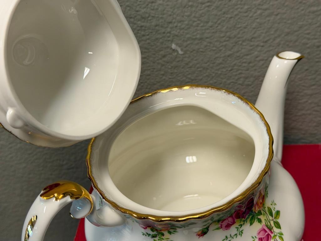 ROYAL ALBERT CLASSIC OLD COUNTRY ROSES PATTERN 6-CUP TEAPOT LIKE-NEW WITH ORIGINAL BOX - 7