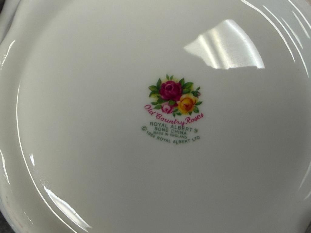 ROYAL ALBERT CLASSIC OLD COUNTRY ROSES PATTERN 6-CUP TEAPOT LIKE-NEW WITH ORIGINAL BOX - 8