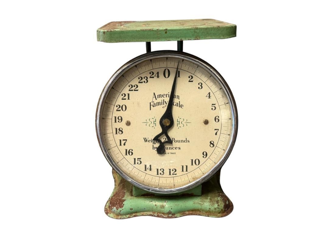 20TH CENTURY AMERICAN FAMILY SCALE 25 POUND SCALE: GLASS INTACT, OPERABLE, DOES SHOW HEAVY PAINT WEAR FROM AGE / USE 8 1/4" H