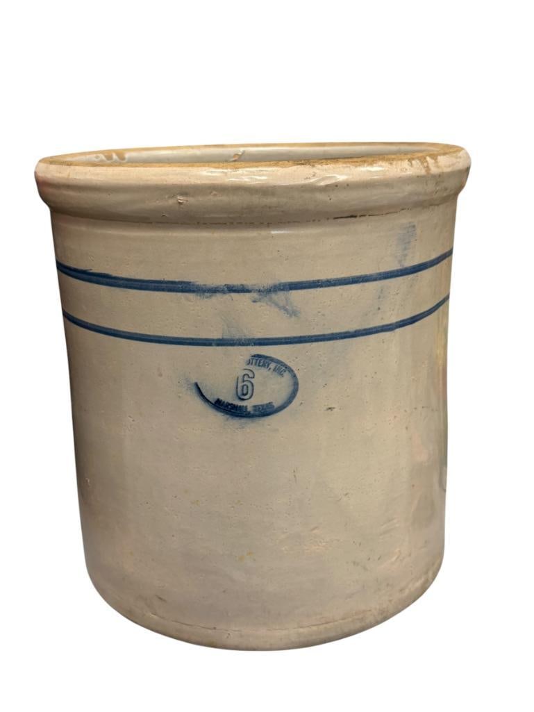 ANTIQUE MARSHALL POTTERY INC. 6-GALLON CROCK: BLUE BANDS WITH BLUE LETTERING, MADE IN MARSHALL, TX, PARTIAL STAMP, NO MAJOR CRACKS OR CHIPS 14" H, 13" ROUND