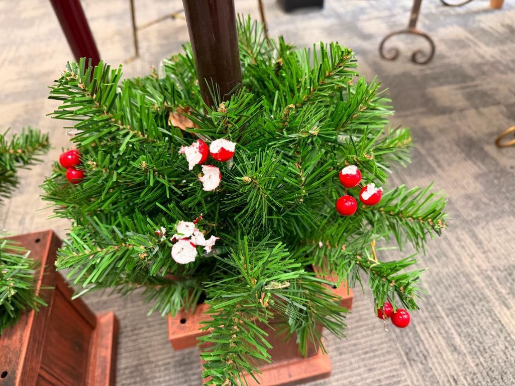PAIR OF DECORATIVE HOLIDAY LAMP POST FEATURES WITH GREENERY - 7