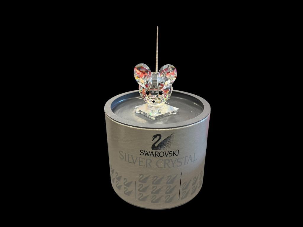 SWAROVSKI CRYSTAL MEDIUM MOUSE FIGURINE NO. 7631 NR40 DESIGNED BY MAX SCHREK RETIRED 1995: INTRODUCED IN 1976 WITH METAL TAIL AND WHISKERS, IN MINT CONDITION WITH ORIGINAL STORAGE TUBE, WITH CERTIFICATE BOOKLET, NO CHIPS OR REPAIRS 3 3/4" H