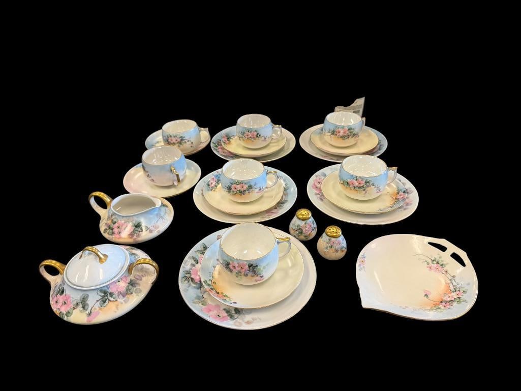 THOMAS / J&C BAVARIA GERMAN CHINA HAND PAINTED FLORAL DESIGN WITH GILT ACCENTS: 24 PIECES TOTAL