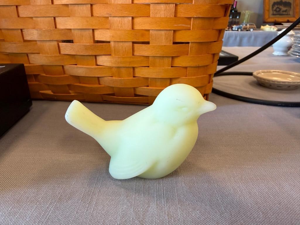 FENTON SATIN CUSTARD URANIUM GLASS BIRD FIGURINE UV LIGHT REACTIVE - 2