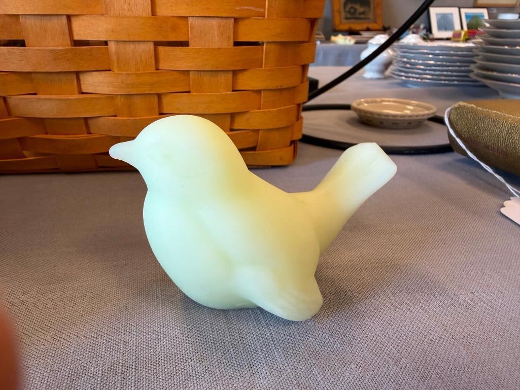 FENTON SATIN CUSTARD URANIUM GLASS BIRD FIGURINE UV LIGHT REACTIVE - 4