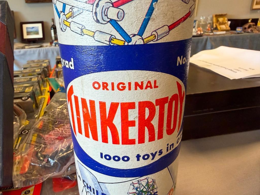 1950'S - 1960'S TINKERTOY NO. 146 CARDBOARD CANISTER WITH BUILDING PIECES - 3