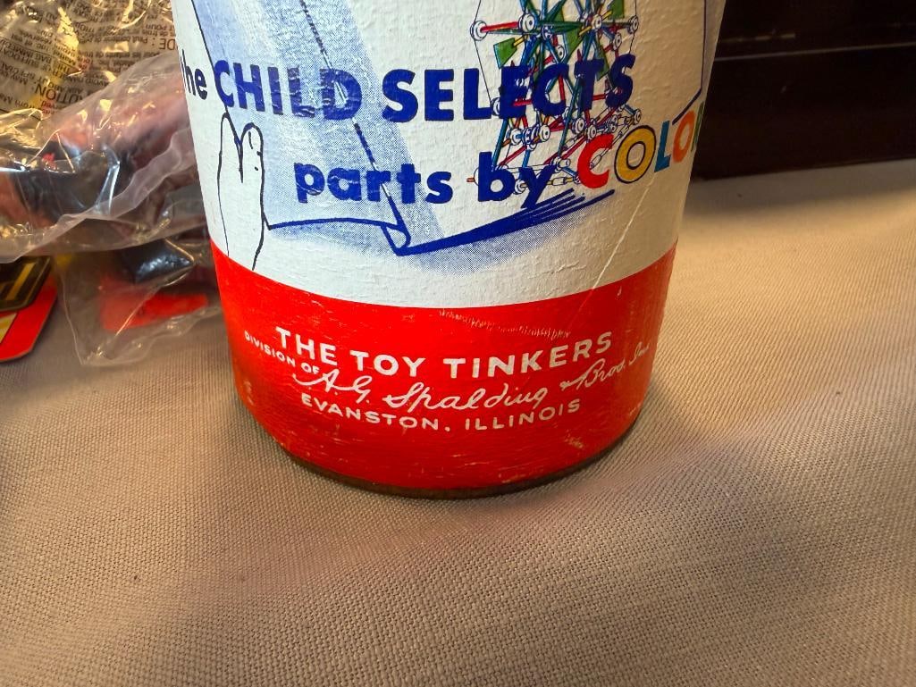 1950'S - 1960'S TINKERTOY NO. 146 CARDBOARD CANISTER WITH BUILDING PIECES - 4