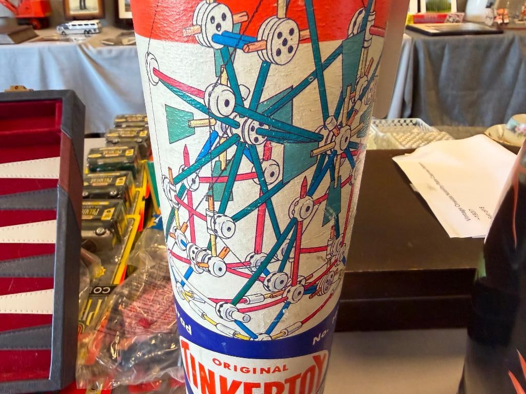 1950'S - 1960'S TINKERTOY NO. 146 CARDBOARD CANISTER WITH BUILDING PIECES - 8