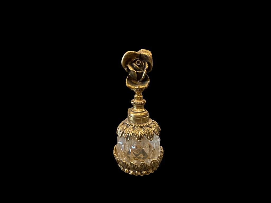 VINTAGE MATSON-STYLE GOLD ORMOLU AND CUT CRYSTAL PERFUME BOTTLE: FEATURES AN ORNATE SCULPTED ROSE STOPPED WITH DAUBER, NO DAMAGE OR REPAIR 4 1/2" H